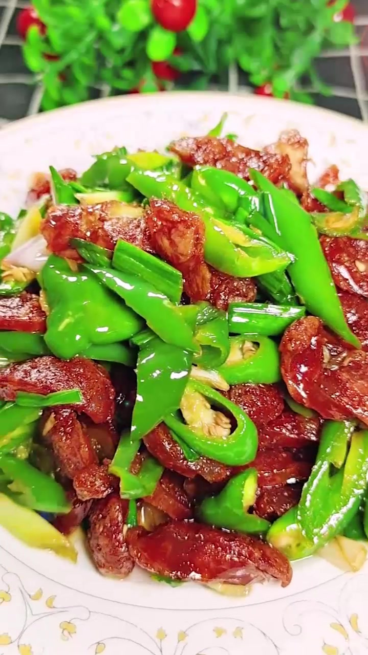 青椒炒腊肠这样做,香辣美味又下饭