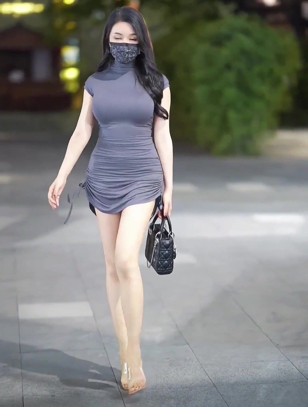 街拍吊带裙美女,身材颜值气质应有尽有,女人味十足