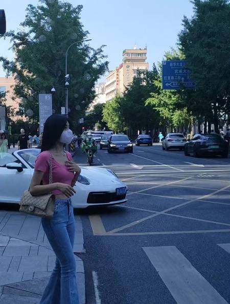 街拍欣赏贵阳富少开敞篷保时捷911带女友来太古里兜风