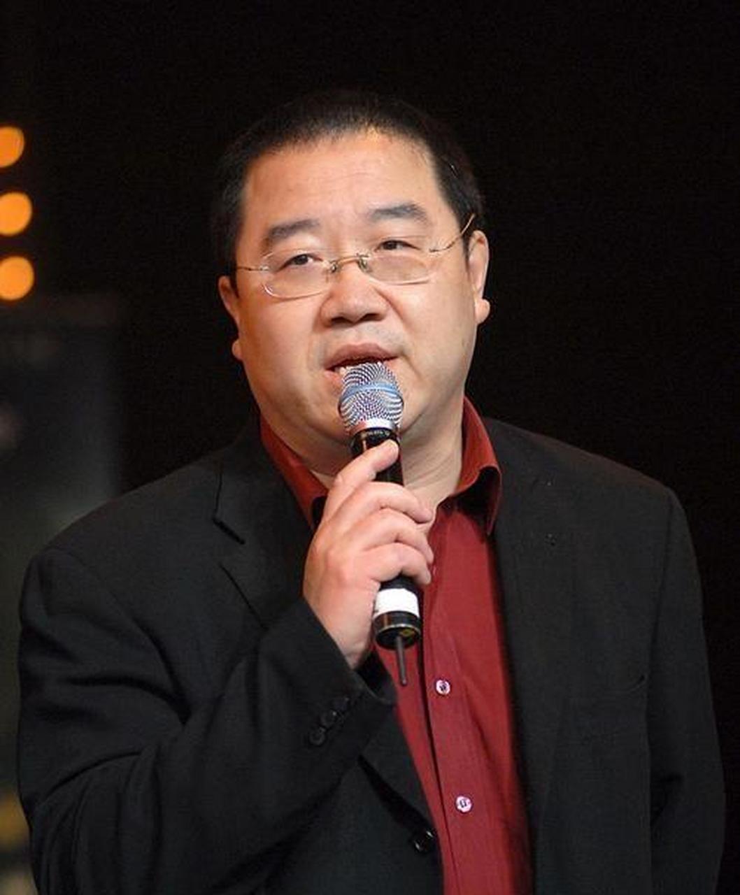 英达与田岷作为新晋情侣,他们的时尚品味和亲密举止吸引了公众的关注.