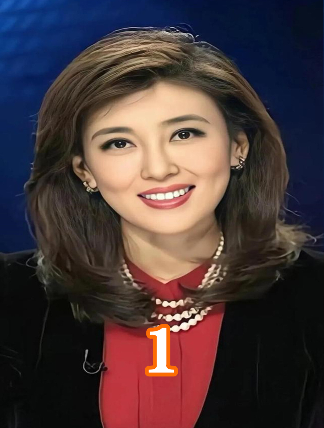 央视最美主持人李红,挺着孕肚仍旧坚持工作,面对镜头强忍泪水!