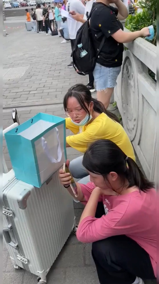 妈妈知道了多心疼呀,十几岁的年纪,辍学来打工!