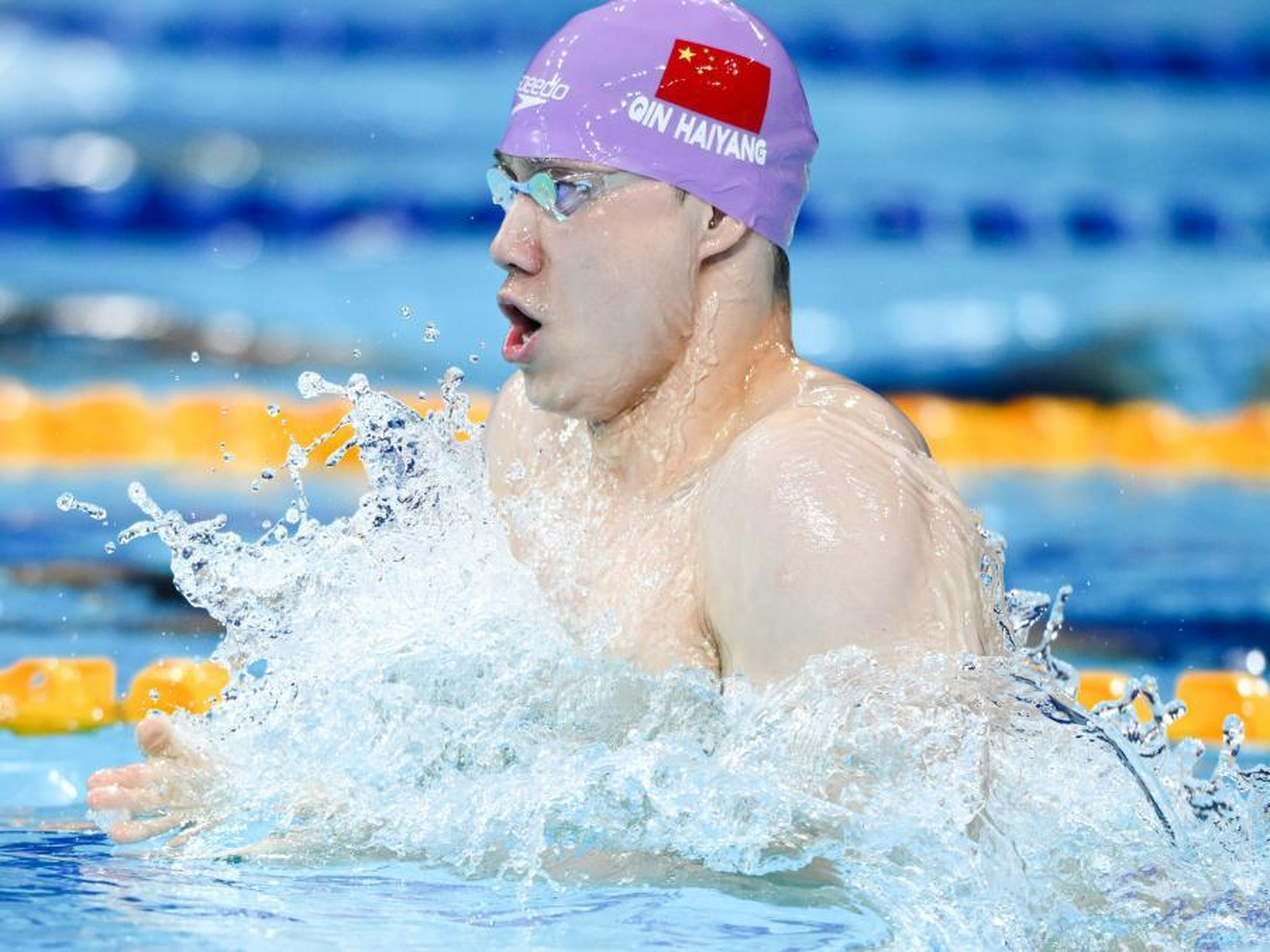 成都大运会丨游泳——男子100米蛙泳决赛:覃海洋夺冠  8月2日,在成都