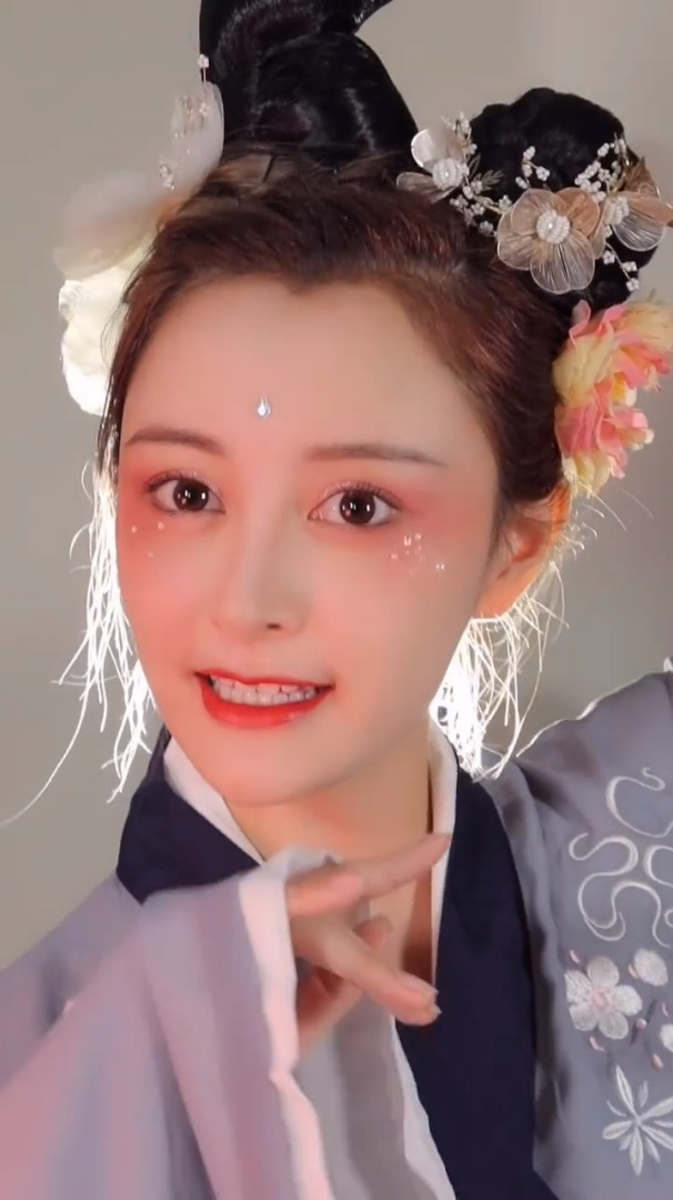 算是第一次尝试古装精仿妆哈妮克孜莲花精也太美了把