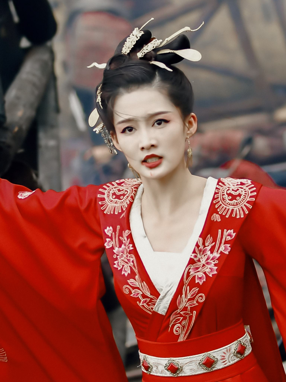 一袭红衣的李沁也太美了吧!