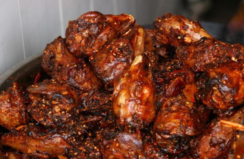 麻辣兔头,是成都美食的特色,成都人贴切地称之为"啃兔儿脑壳".