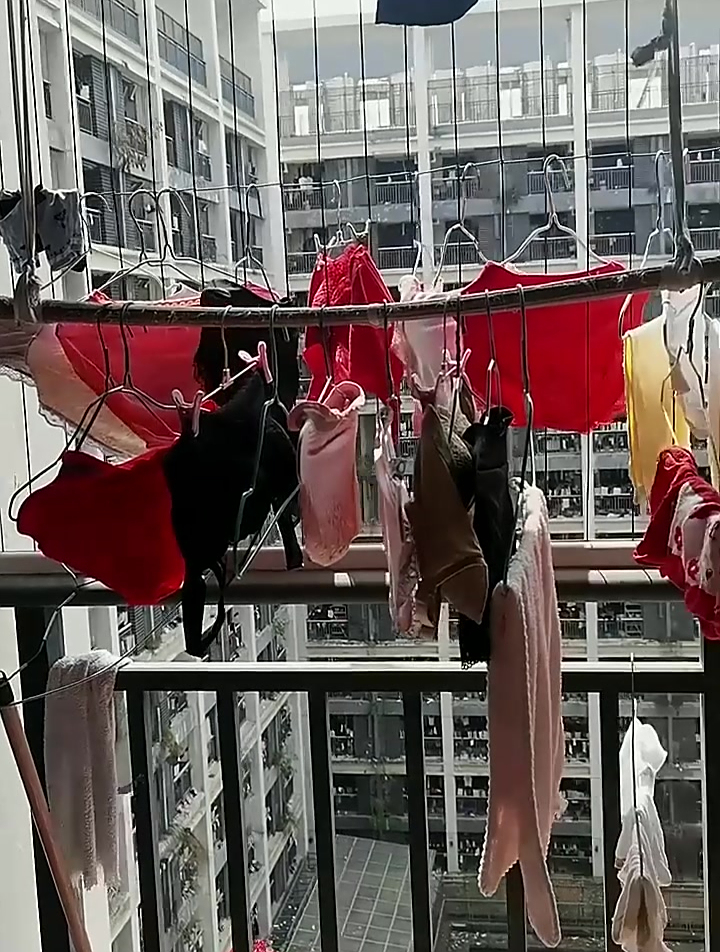 富士康女生宿舍阳台挂满了各种衣服