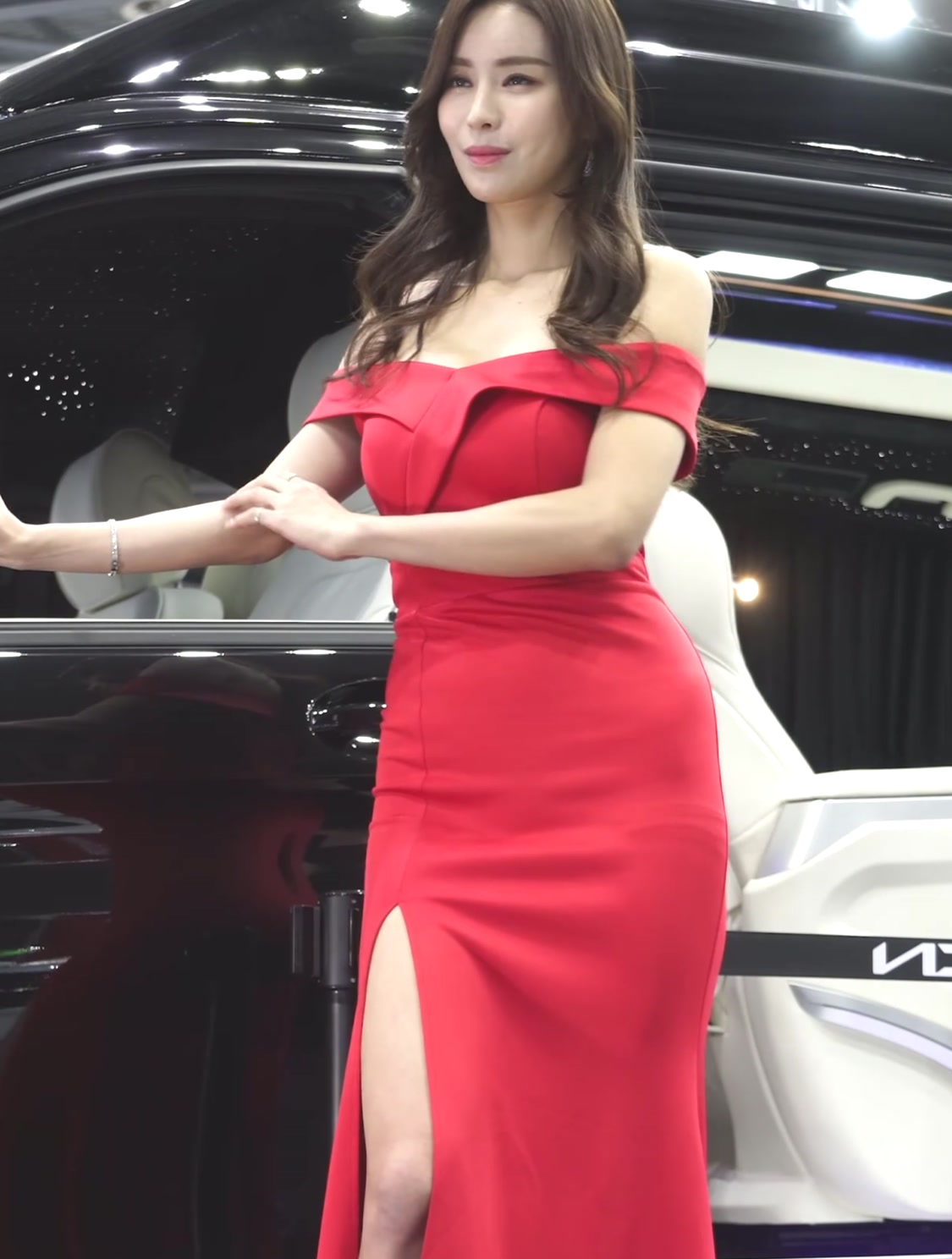 2023首尔车展美女车模安娜京一身红裙袭身太靓了