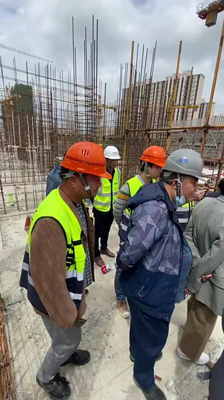 一群人看一个人干,工地现状,农民工最辛苦!-度小视