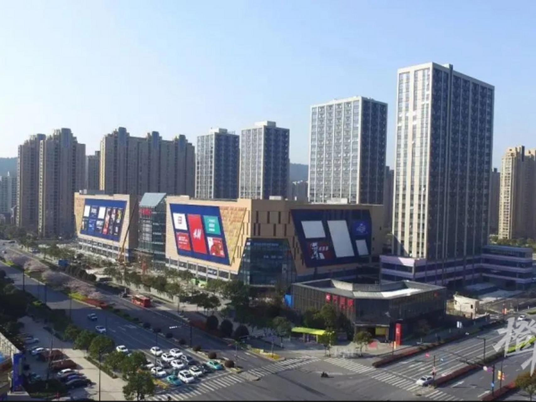 杭州已有5座万达广场 7月23日晚间,万达电影和中国儒意均集中披露了一