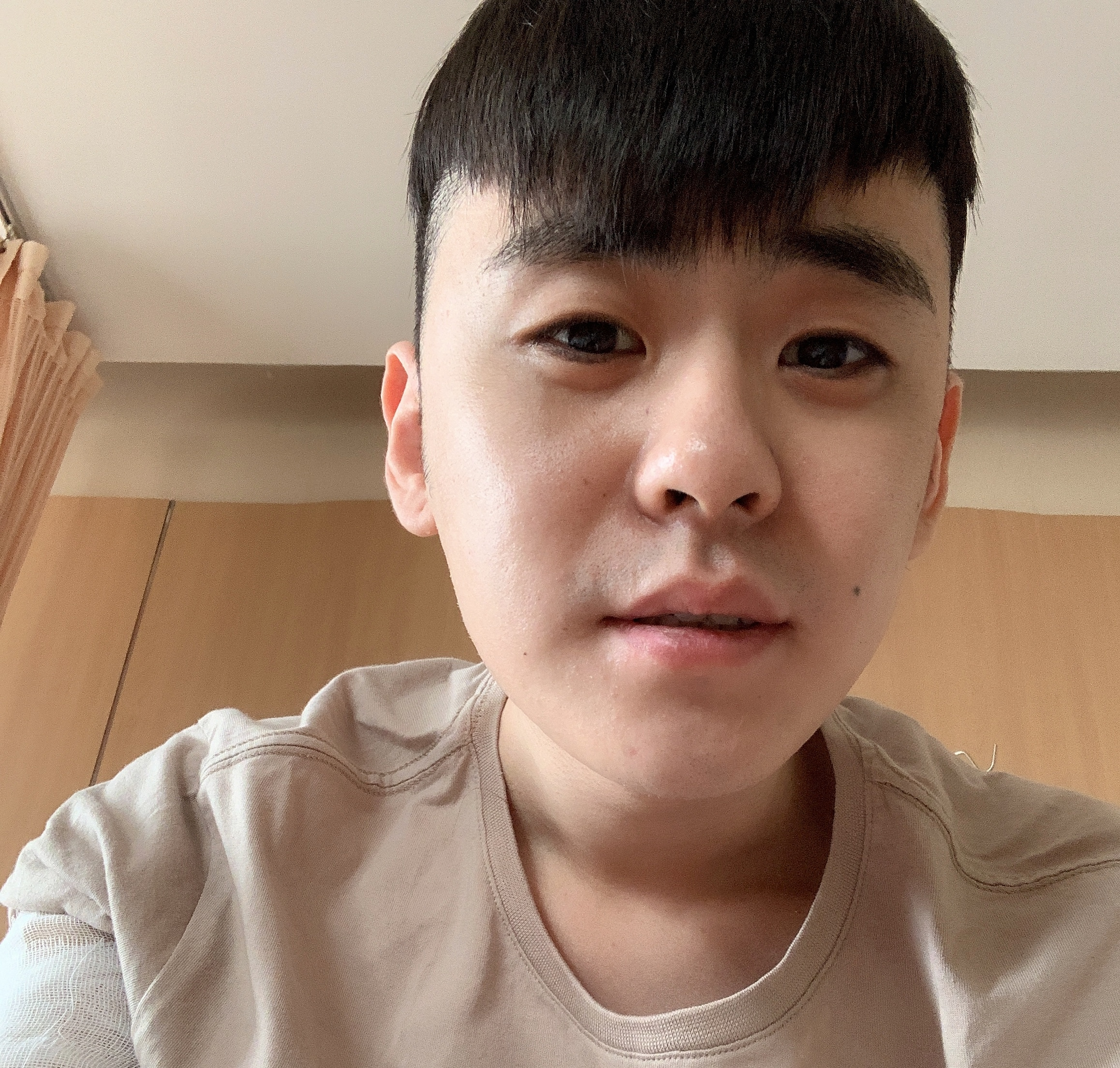 德云社郭麒麟发素颜自拍,跟张云雷一个风格,网友:外甥随舅舅