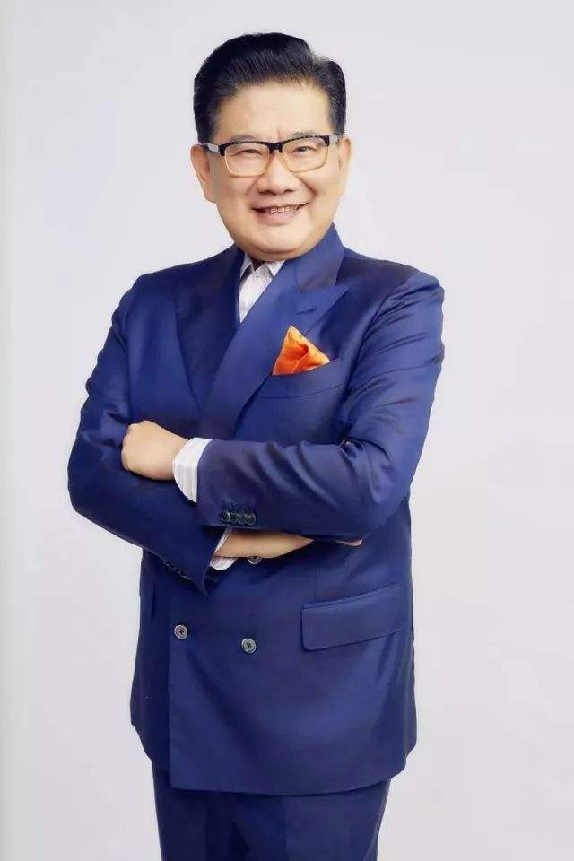 逃过富豪生日宴,如今成主持界一哥,上海台曹可凡到底什么来头?