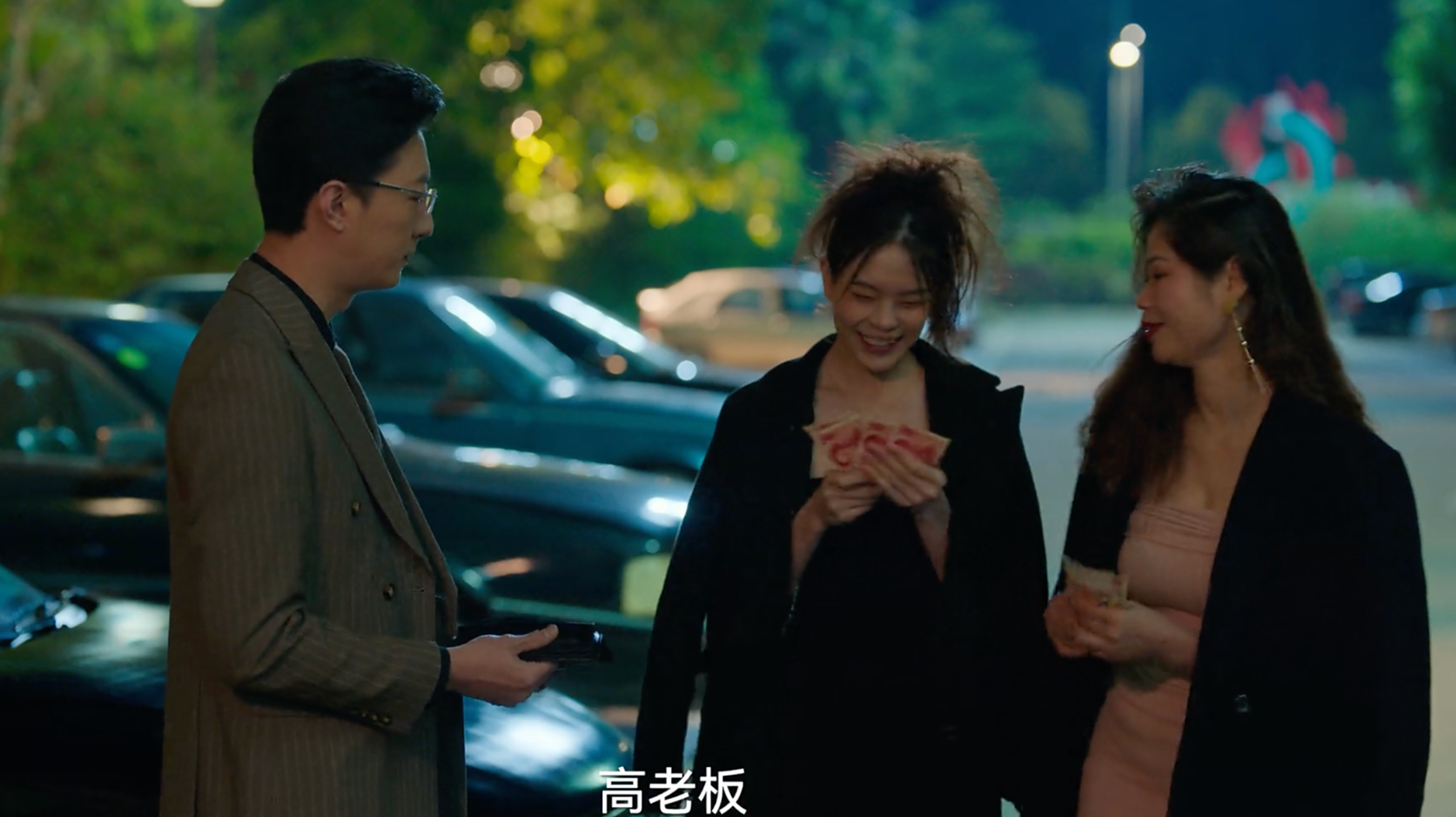 二刷《狂飙》才懂:"陪酒女"的质量,决定王秘书与龚开疆的差距