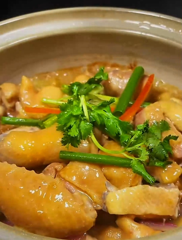 广东经典粤菜,啫啫鸡煲.