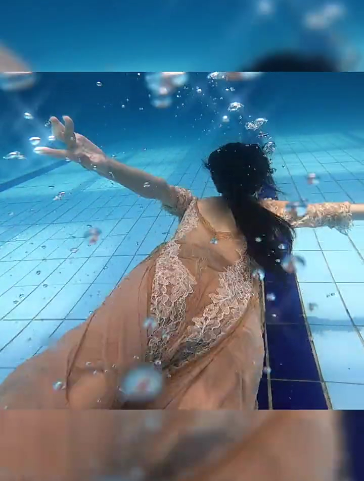 颜值美女,游泳池拍摄,这也太漂亮了吧