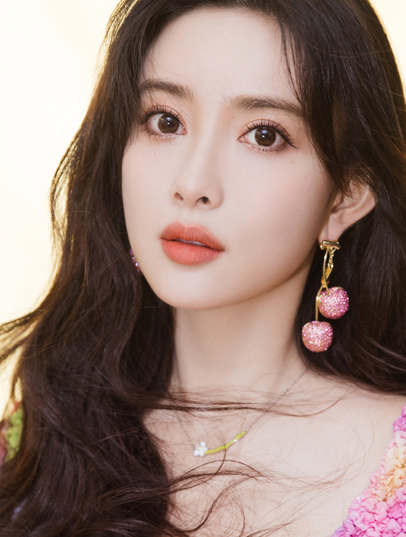 演员孟子义抹胸吊带造型亮相上海虹桥机场!