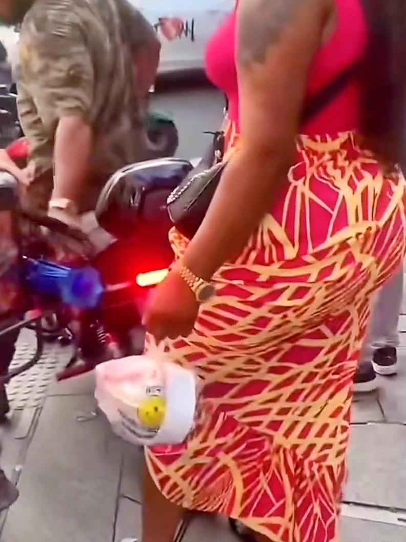 国内惊现"0元购"!广州黑妹被外卖小哥蹭到腿,竟开启"0元购"