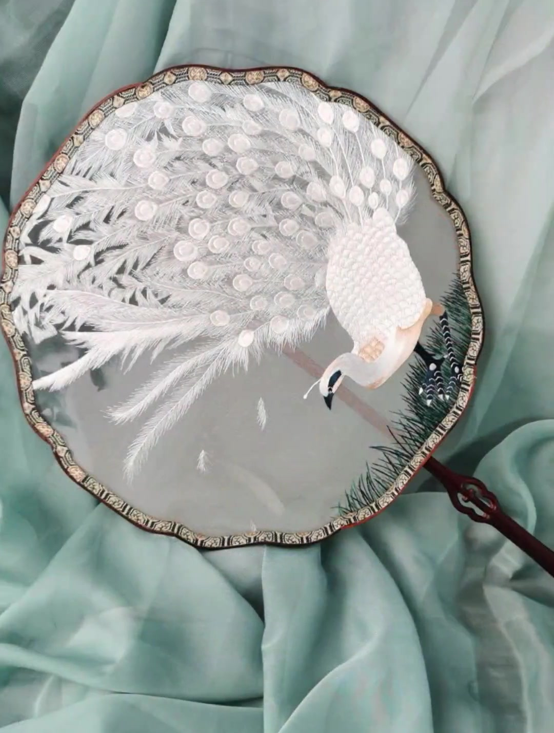 奶奶知道孙女喜欢汉服,特地为她绣了一柄白孔雀团扇.苏绣 刺绣-度小视