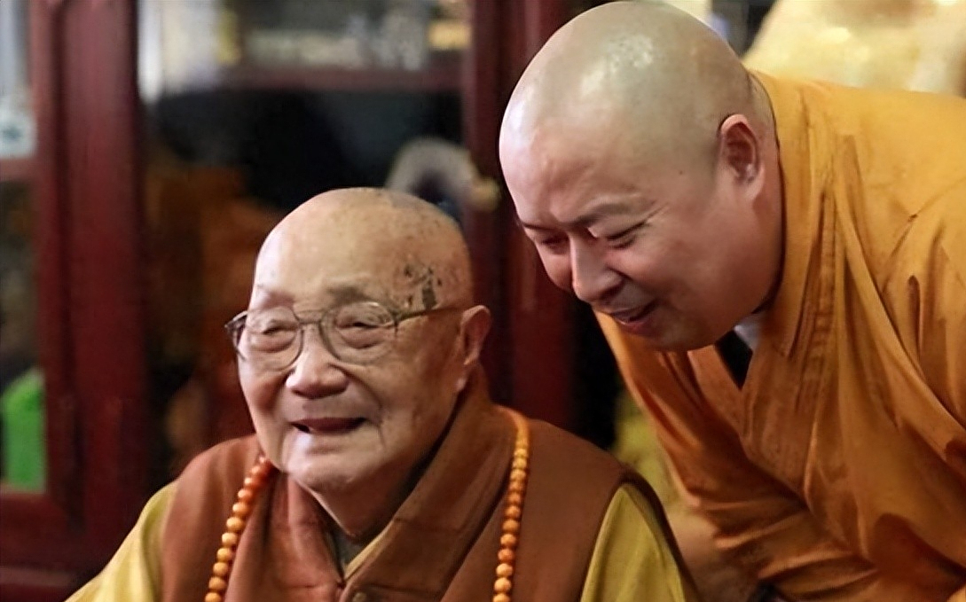 1995年11月21日的傍晚,在九华山的通慧禅林中,仁义师太正跪在佛像面前