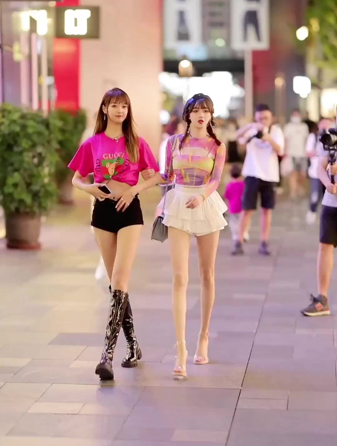 成都太古里街拍小姐姐这裙子设计感也太强了