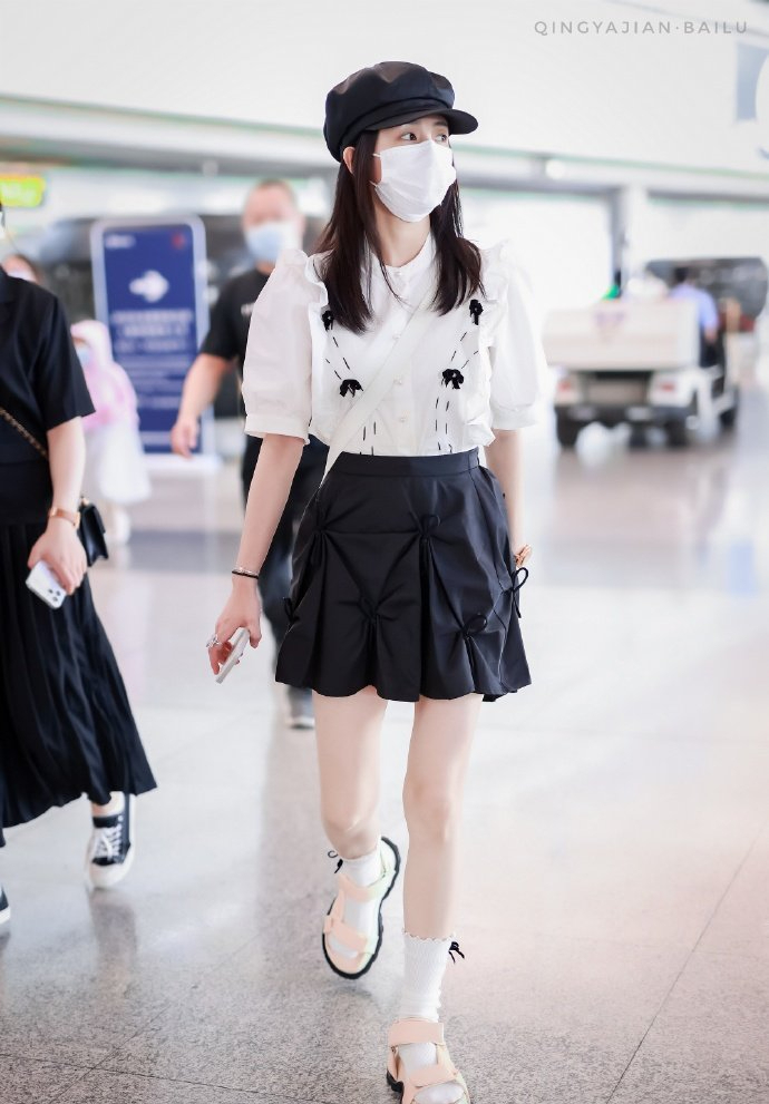 白鹿带火一种夏季穿搭:"棉袜 凉鞋",优雅又俏皮,好吸睛