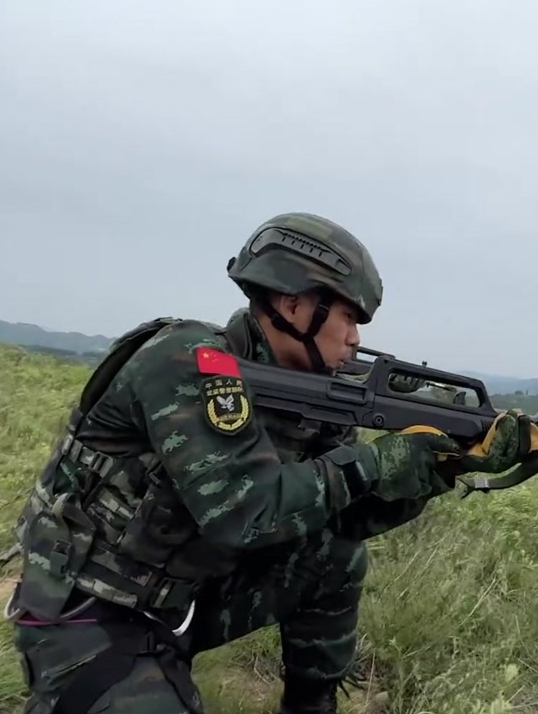 直击武警特战官兵空地协同训练