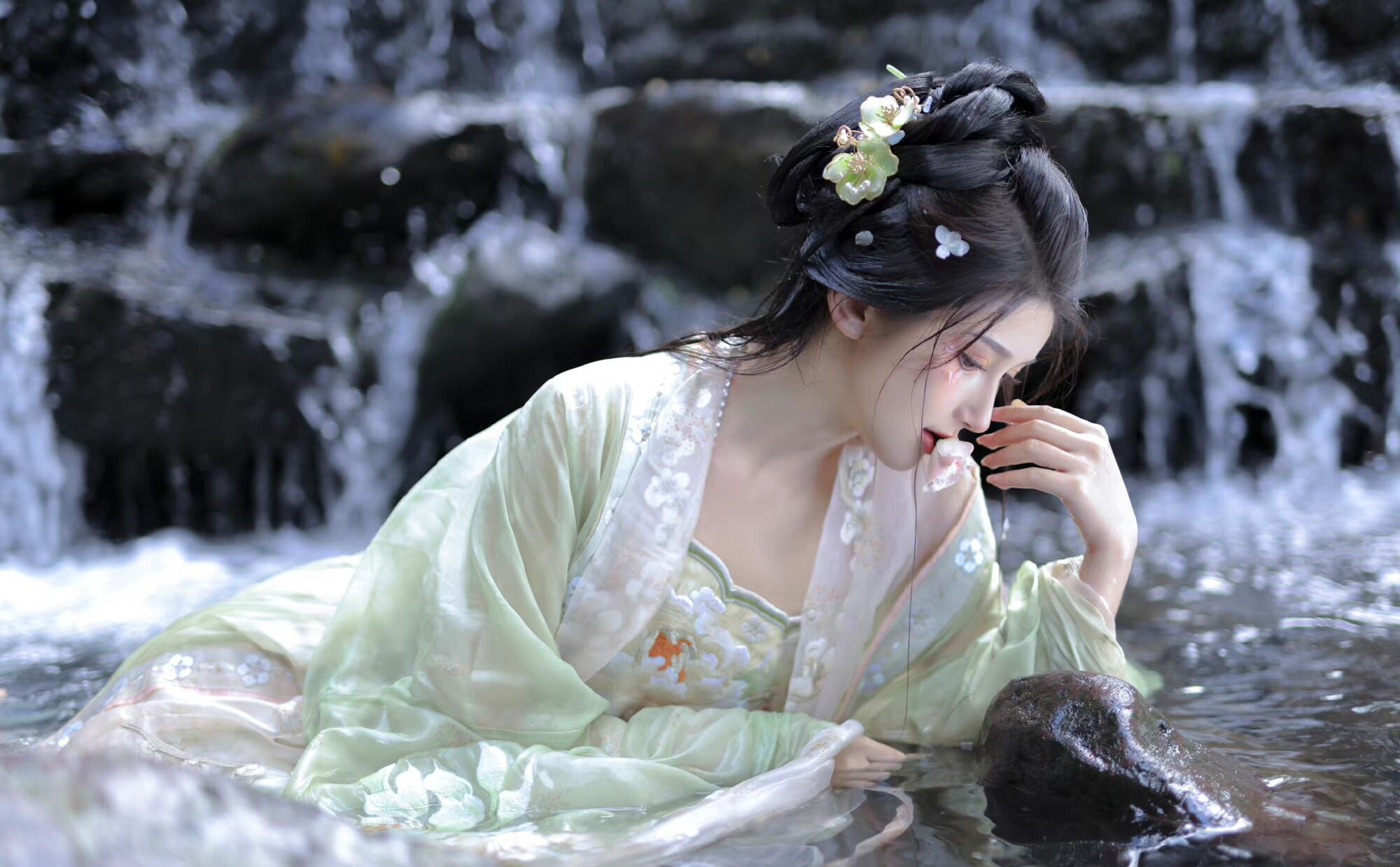 太拼了!女生穿"汉服"下水拍摄,美得让人心动