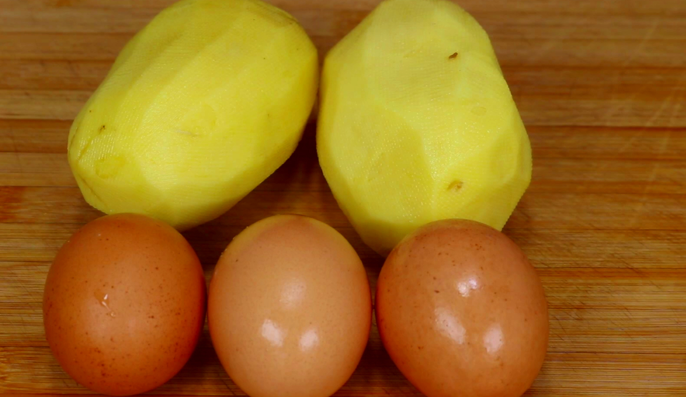 土豆和鸡蛋放一起,想不到会这么好吃,出锅酥脆软糯,超过瘾