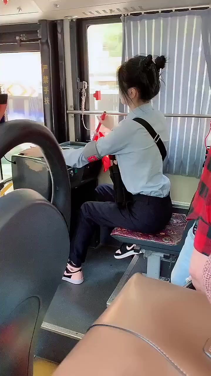 公交车的售票员发型太青春活力了看到鞋的那一刻有钱任性啊