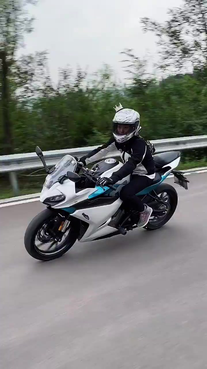 新手骑的车性价比很高的春风250sr