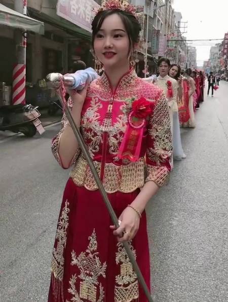 潮汕美女扛大旗,这一笑 笑到我的心里去了-度小视