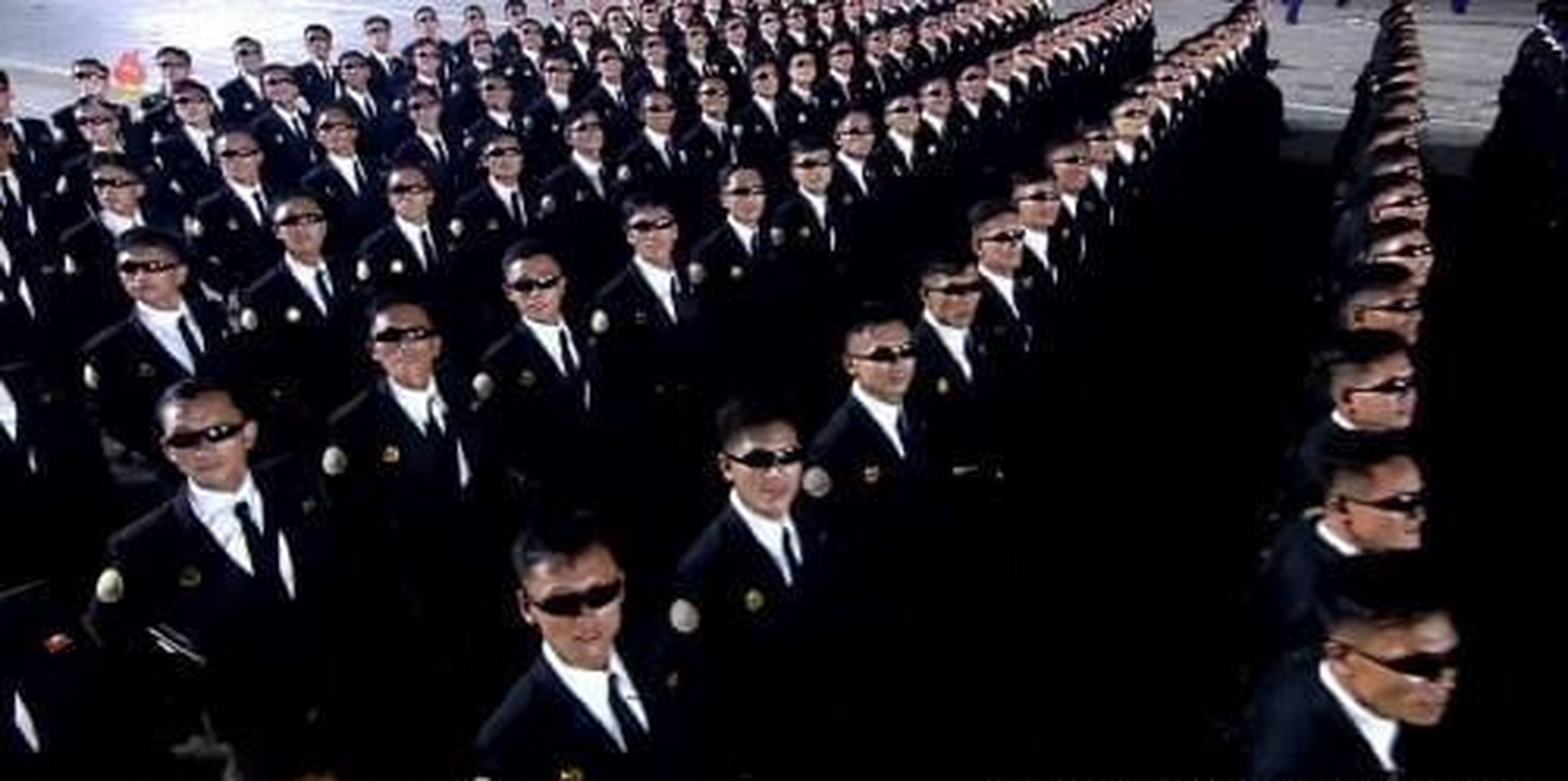 朝鲜阅兵式"黑衣人"方阵抢眼  黑墨镜配黑西装,朝鲜国家保卫省的帅哥.