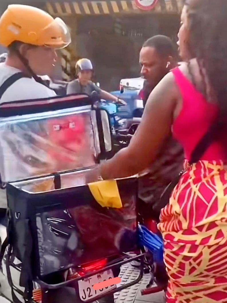 国内惊现"0元购"!广州黑妹被外卖小哥蹭到腿,竟开启"0元购"