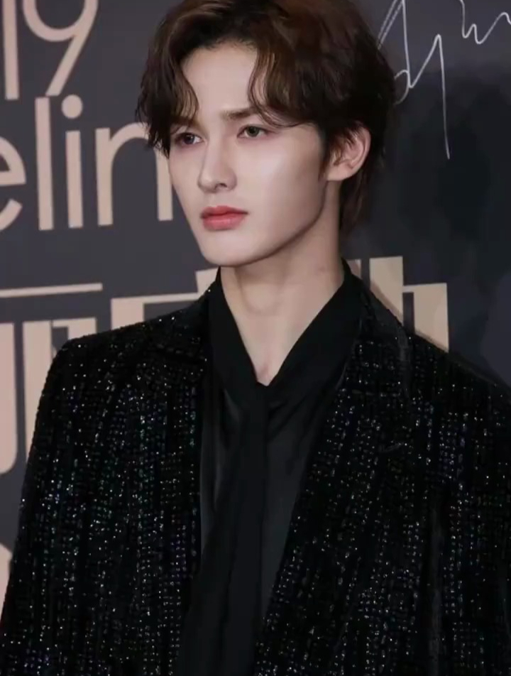 蔡徐坤倒下后,同期爱豆朱正廷想模仿他海外开演唱会,遭粉丝冷遇