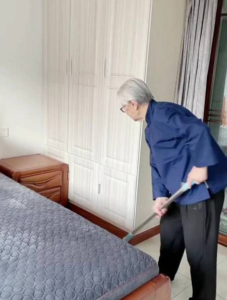 93岁的奶奶早上起床把屋子收拾的干净,平淡的生活简单的重复着