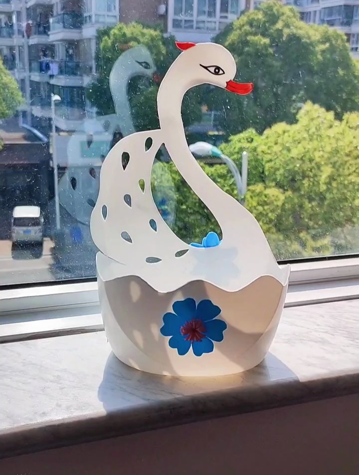 洗衣液瓶做美丽的天鹅花盆