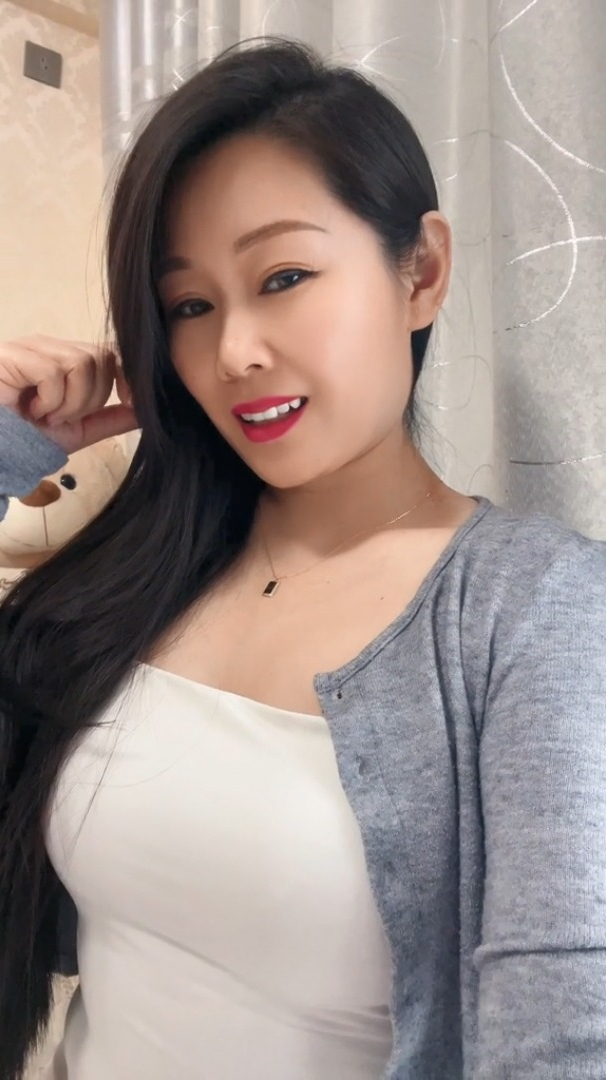 大龄少妇的眼神依旧迷人!