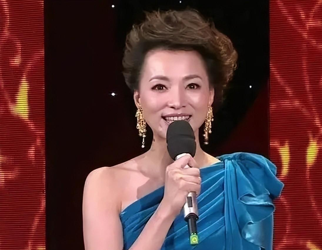 回顾:事实证明,"消失"的央视一姐董卿,已经走上另一条大道