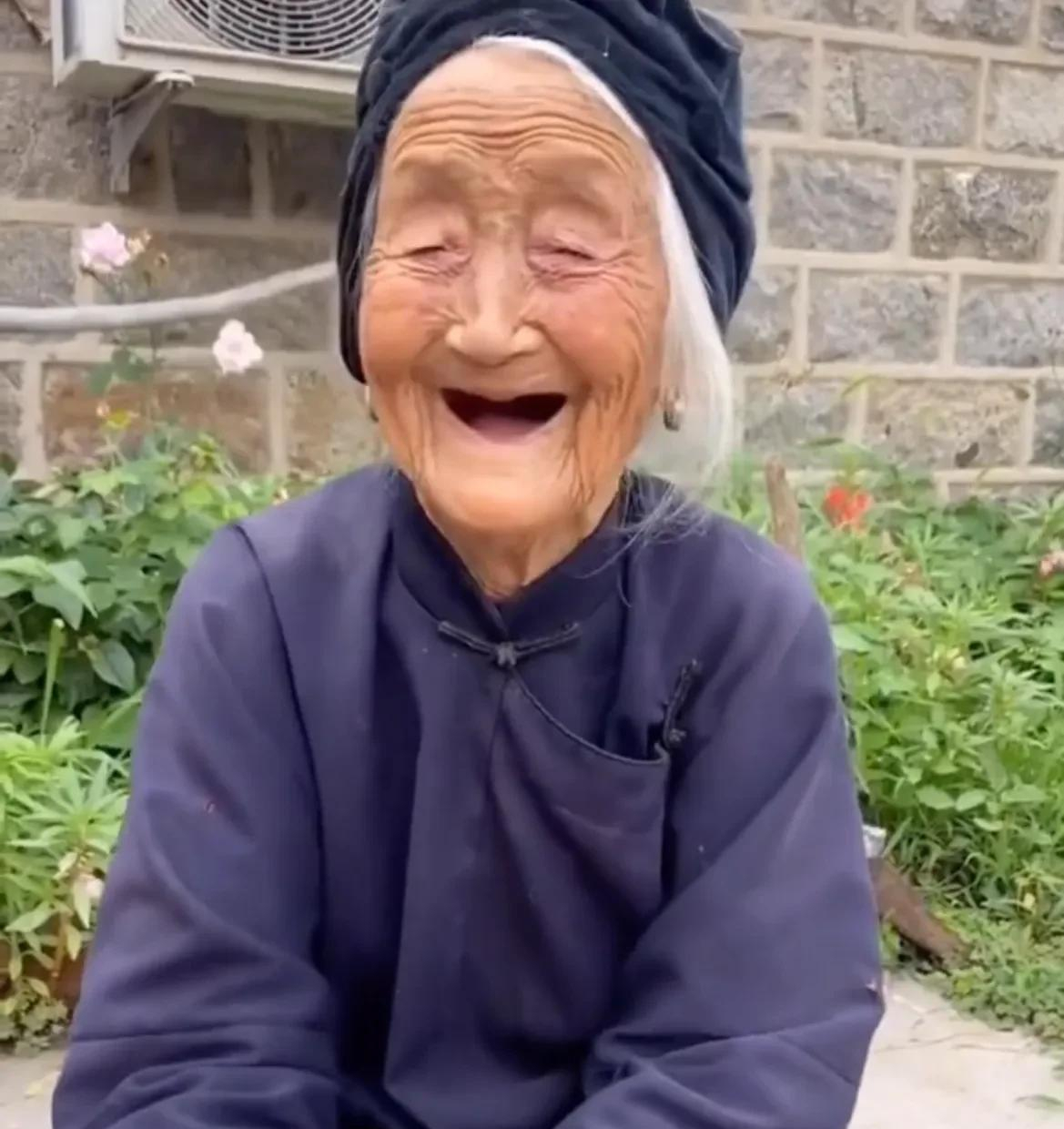 103岁奶奶"耳不聋眼不花",每天开心得像个孩子,分享几个长寿秘诀