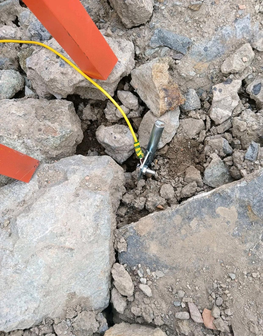 请你们帮我评审一下,我们在工程中使用的临时电箱接地方法