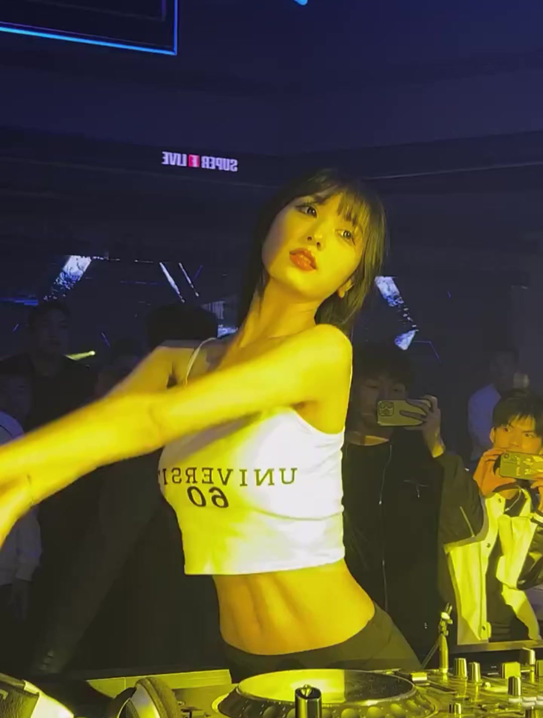 四川顶级夜店酒吧蹦迪现场,穿着火辣性感,让人难忘却