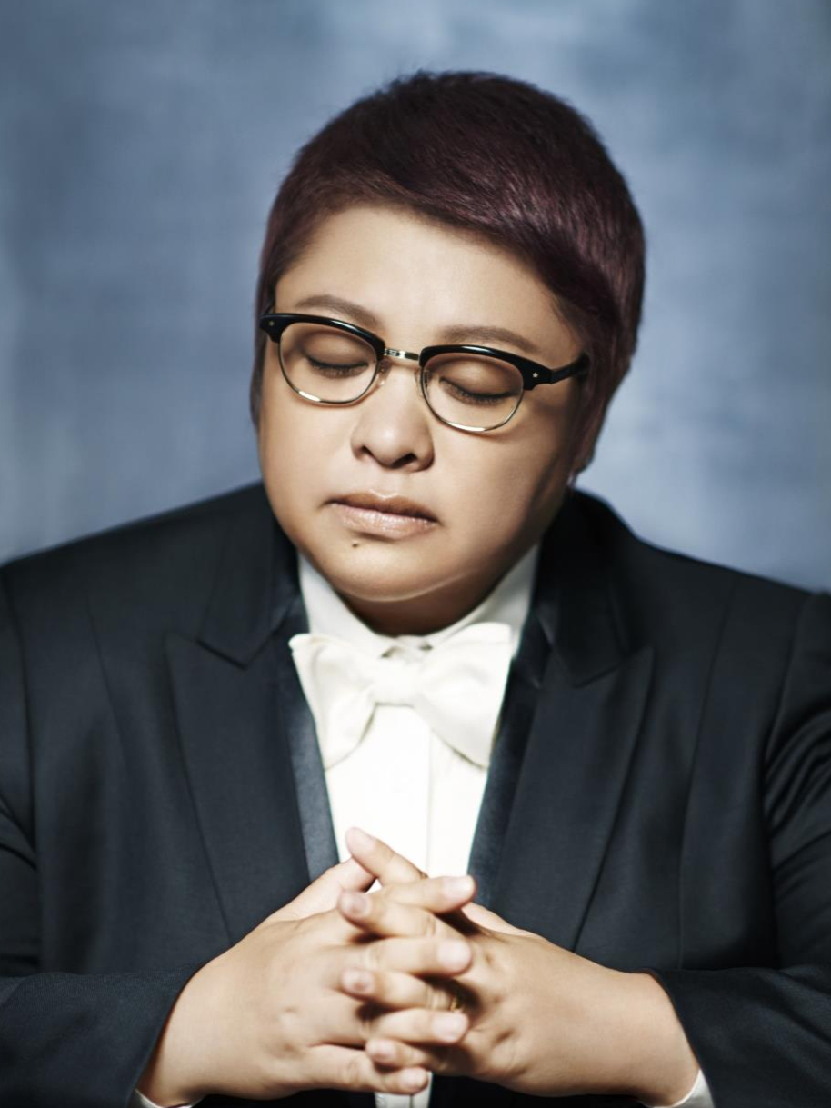 歌手韩红在一次采访中因为拒绝援助非洲难民而引发了网友的热议