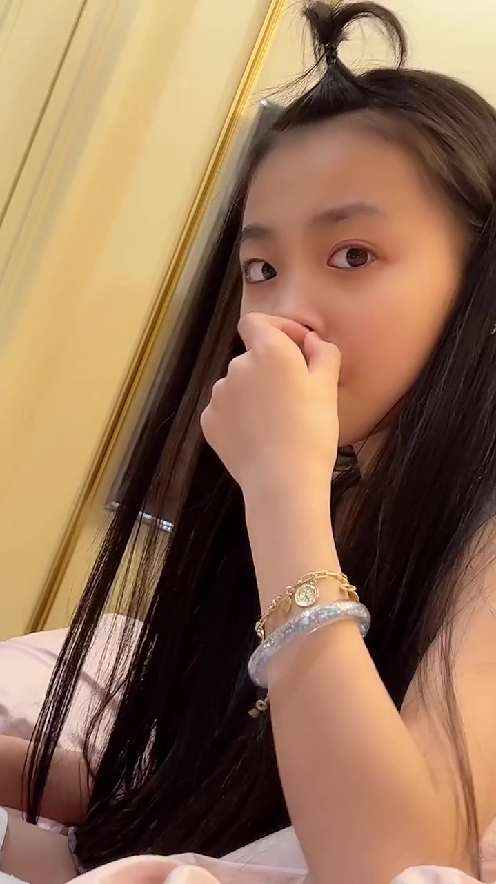 焱娃娃抠鼻屎被妈妈偷拍看这个烦躁的样子我就感觉很可爱