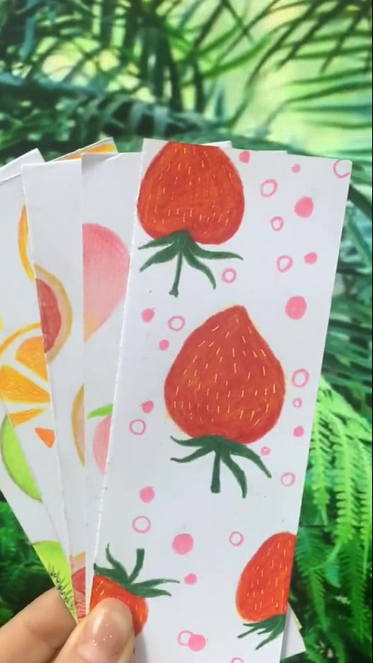 30秒教你画可爱的小草莓书签