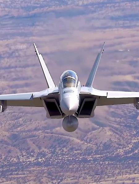 ea-18g"咆哮者"电子战机,空中视角特写画面-度小视