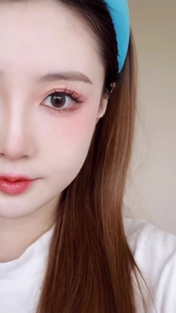 粉粉嫩嫩的桃花笑眼妆真的很上镜