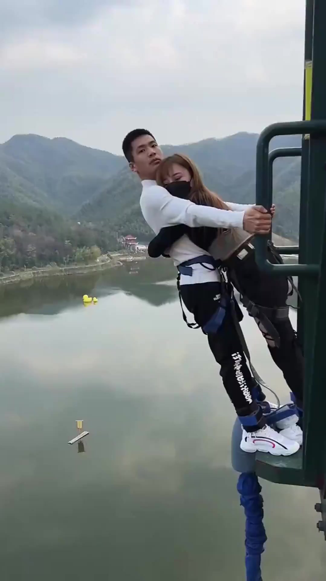 情侣抱在一起蹦极,真羡慕这样的爱情,这狗粮我吃饱了!