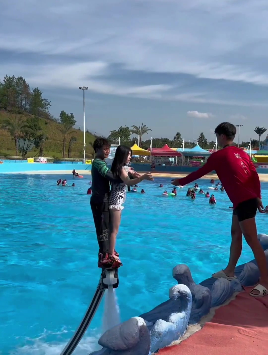 老婆体验水上飞人,教练的一个动作,我回去就和她离婚了