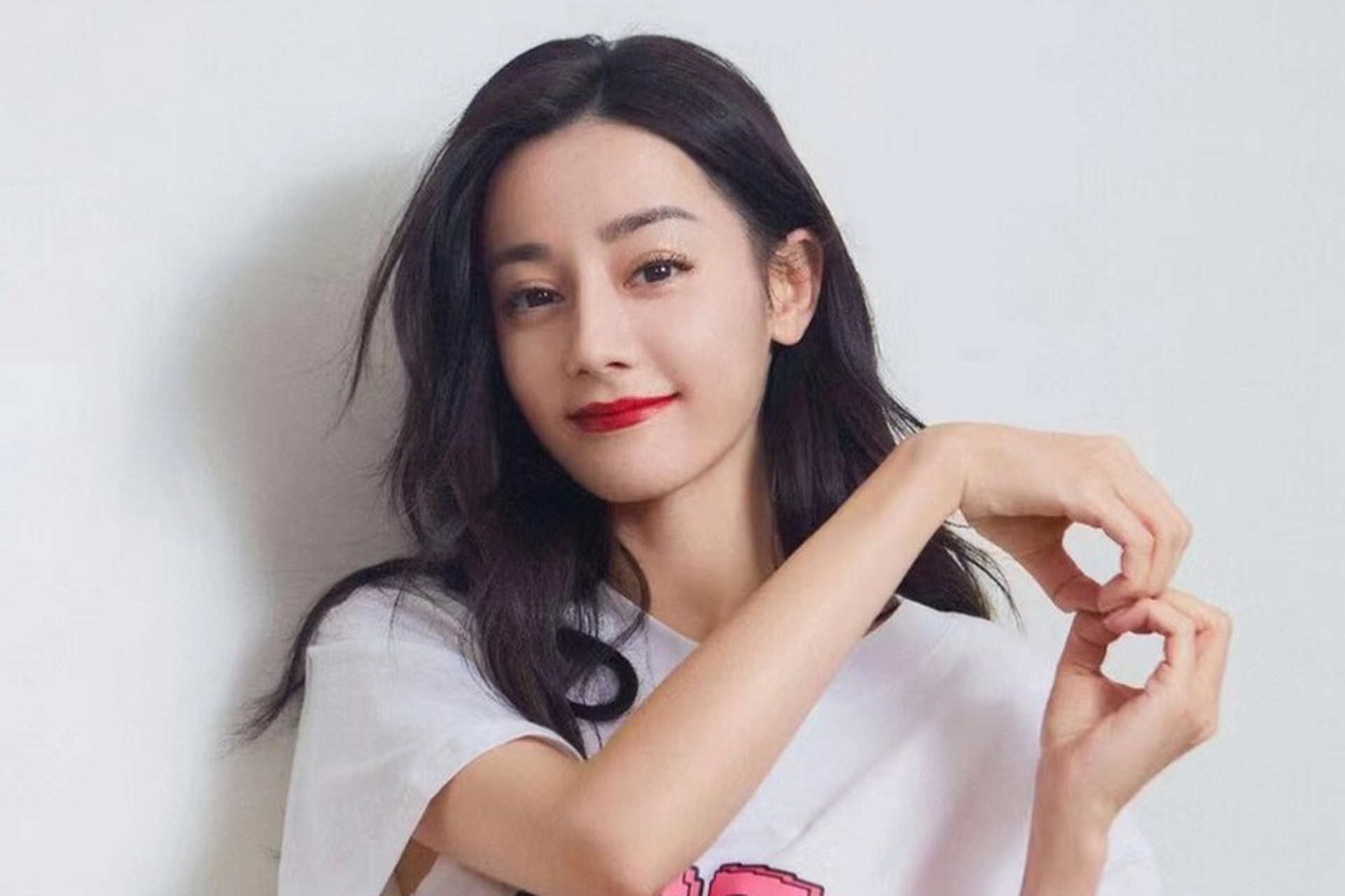 迪丽热巴是一位美丽与魅力兼具的女演员,她的五官立体,脸型精致,气质