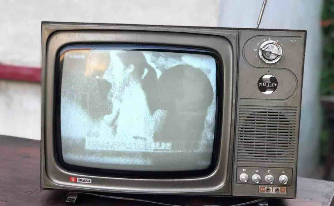 90年代,电视机这个新奇的产物,走进了平民百姓家,成为了当时结婚必备